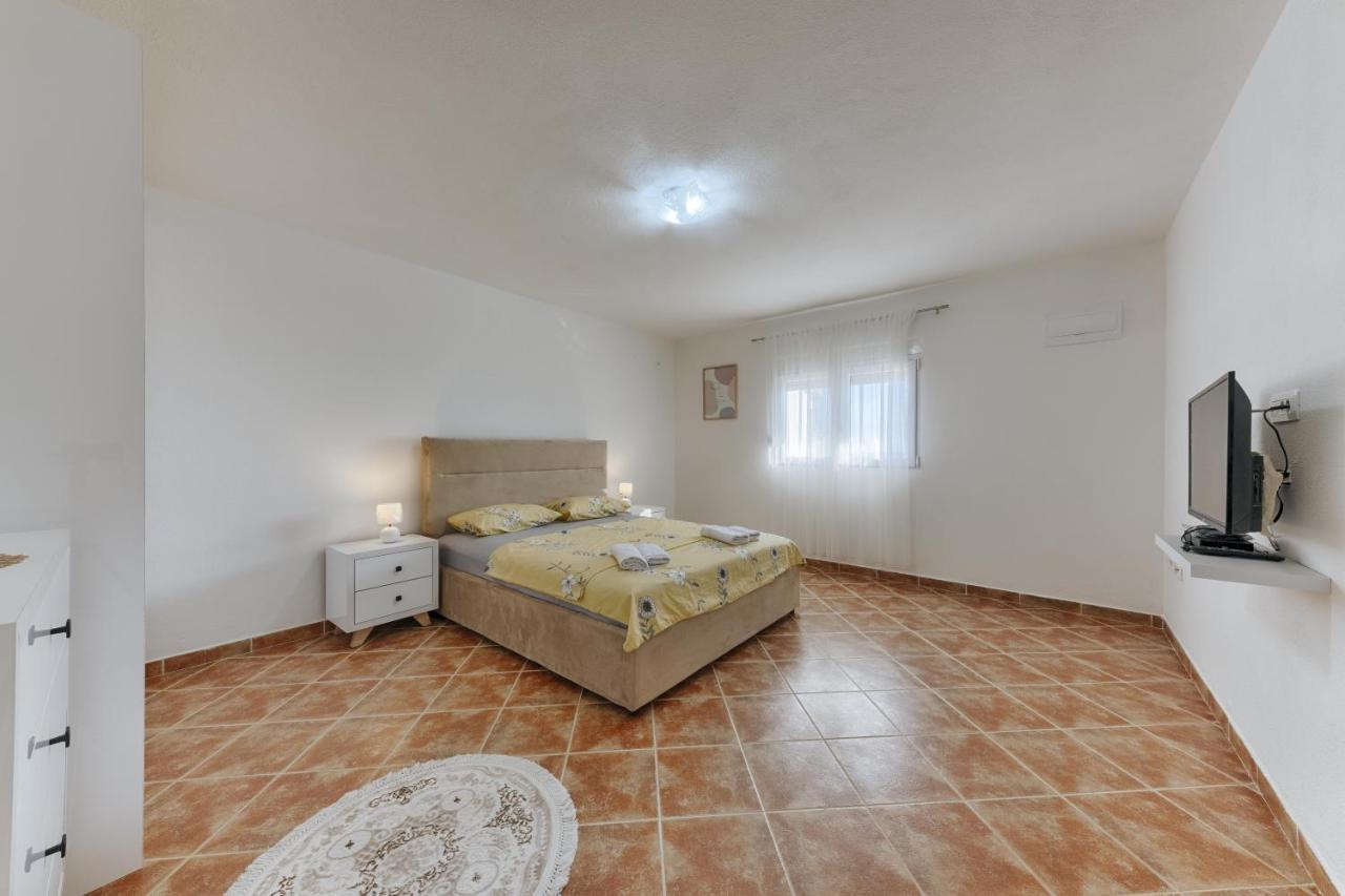 Apartmani Vittoria Бар Екстер'єр фото